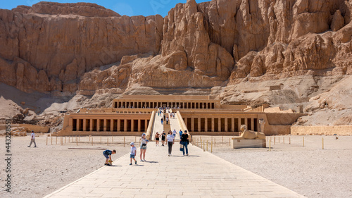 Foto Tourists in front of the Deir al-Bahari Complex and the temple of Hatshepsut, Lu