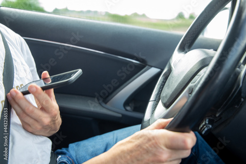 Symbolbild Handy am Steuer: Mann telefoniert während dem Autofahren.