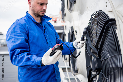 Testing with an anemometer of an axial fan of the condensing unit