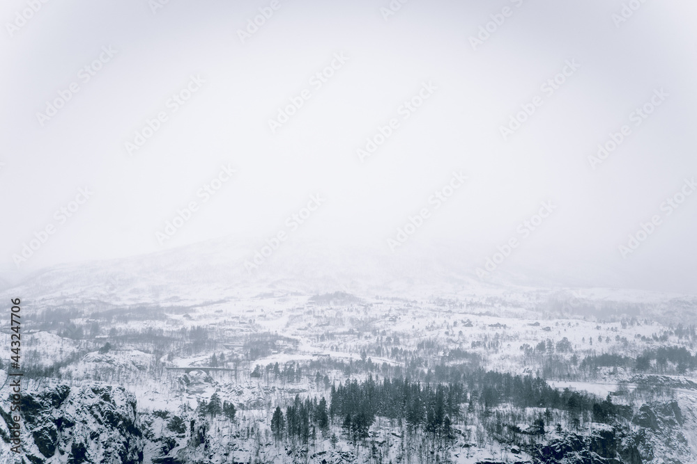 Schöne, schneeverhangene Winterlandschaft Schöne, schneeverhangene Winterlandschaft