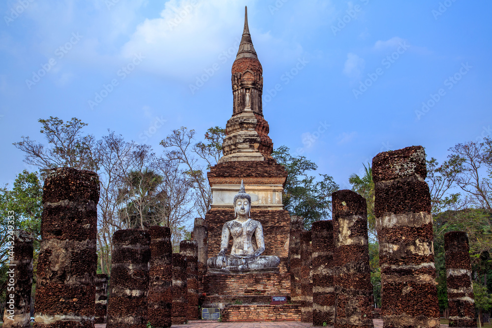 Fototapeta premium Pagoda Buddha statue at Sukhothai historical park
