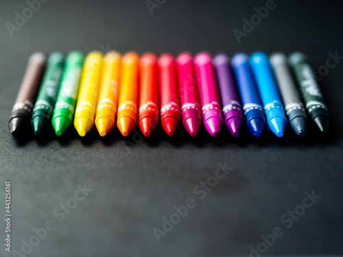 Kolorowe kredki na czarnym tle  © Klaudia Baran