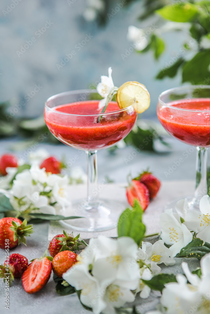 Strawberry daiquiri with a lime slice Strawberry daiquiri with a lime slice