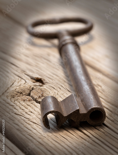 Una llave antigua sobre unas maderas.