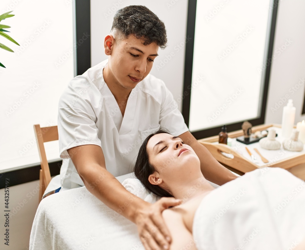 Obraz premium Young woman reciving relaxing massage at beauty center.