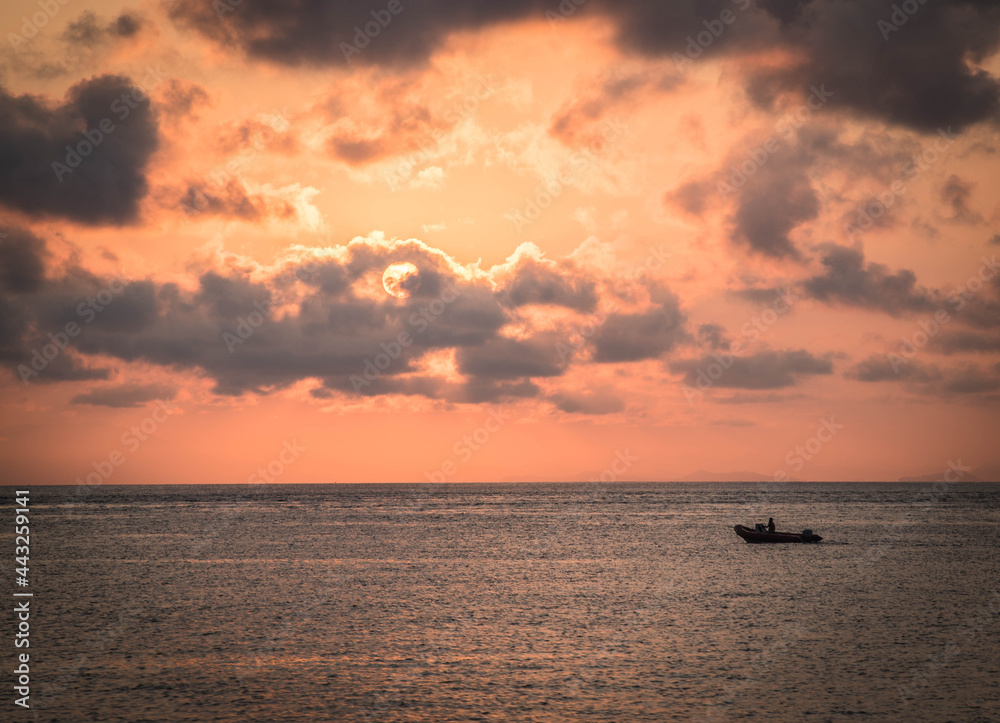 Obraz premium The sun is rising in the Andaman Sea, Thailand