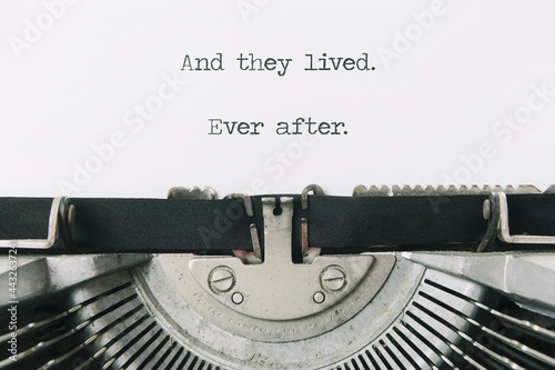 Canvas-taulu The ending phrase And they lived, ever after (intentionally missing the word happily), typed on a paper sheet in an old vintage typewriter