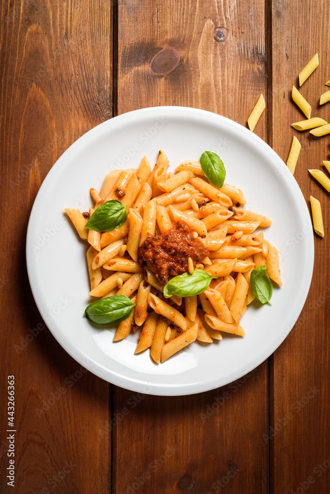 Piatto di deliziose penne rigate condite con ragu di pesce, Cucina Italiana di mare Piatto di deliziose penne rigate condite con ragu di pesce, Cucina Italiana di mare