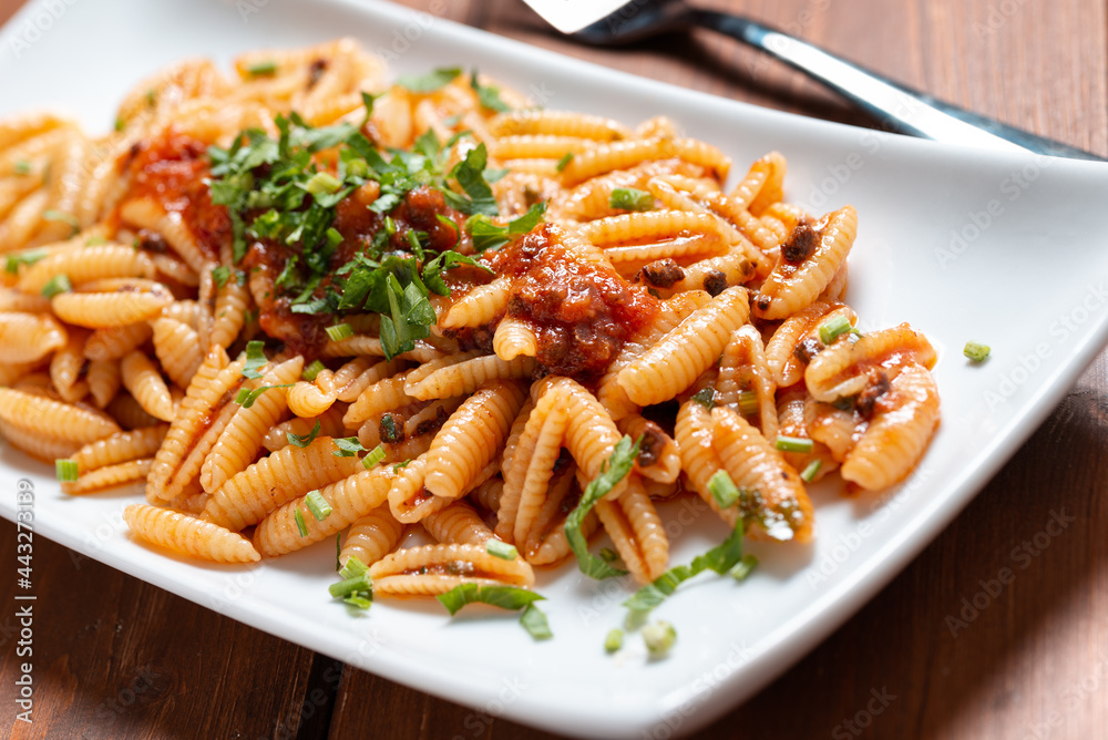 Deliziosi malloreddus conditi con ragu di pesce, pasta tradizionale della Sardegna, Cucina Italiana Deliziosi malloreddus conditi con ragu di pesce, pasta tradizionale della Sardegna, Cucina Italiana