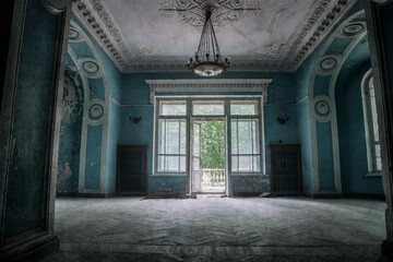 Tableau sur plexiglas Vieux bâtiments abandonnés A beautiful room with shabby walls in an old abandoned house. Abandoned haunted manor. Ancient architecture and interiors.  © Kooper