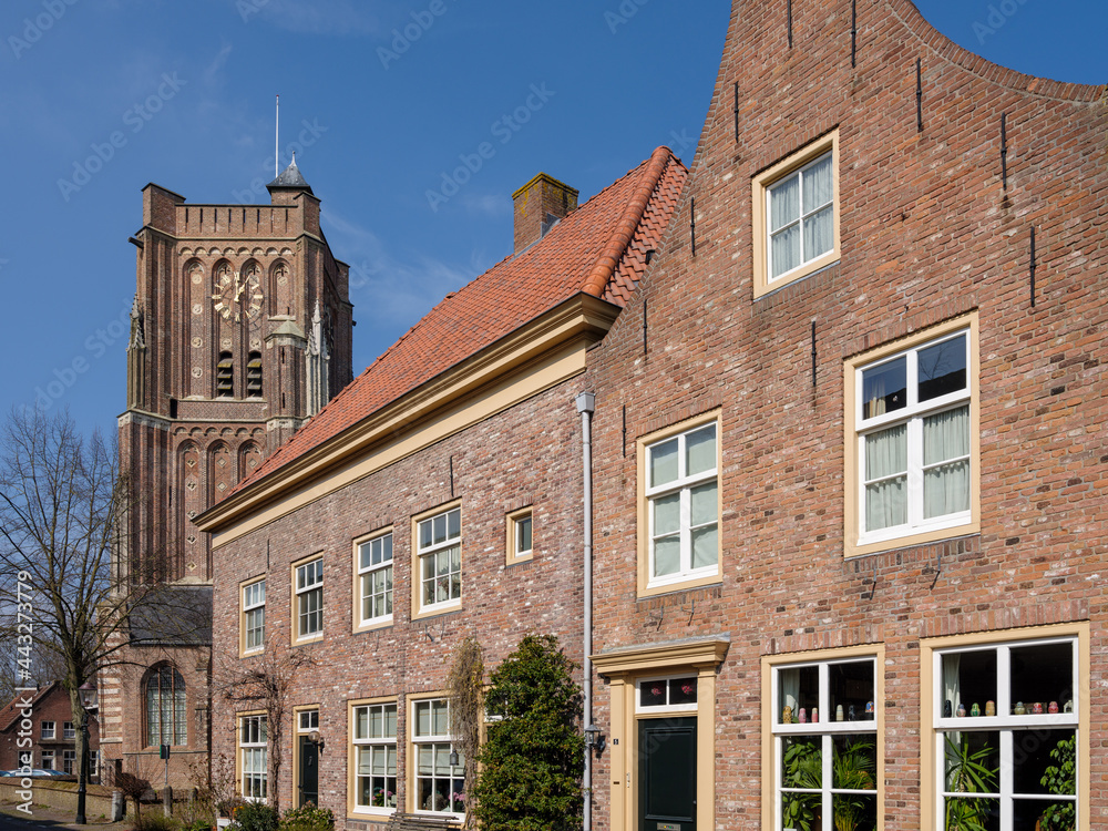 Obraz premium De Martinuskerk is een middeleeuwse kruiskerk in de vestingstad Woudrichem.