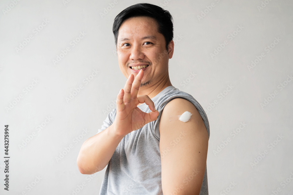 ealthy asian man getting vaccinated immunity giving ok hand sign - obrazy, fototapety, plakaty 