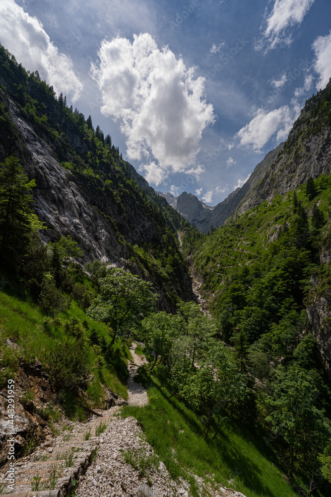 Wanderung von Hammersbach über die Höllentalklamm auf den Höllentalanger und über den Stangensteig zurück.