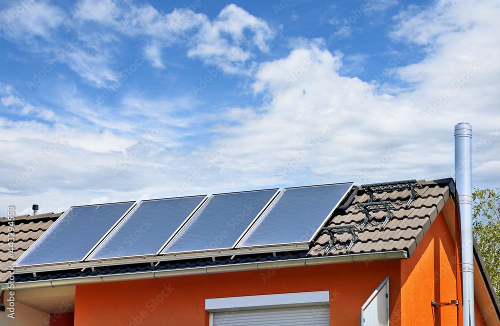 Fototapeta premium Solarthermieanlage auf Hausdach