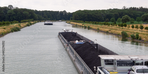 Güterverkehr - Wasserstraßen - Binnenschifffahrt - Massengüter photo