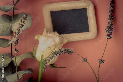 Lavendel Eukalyptus und Rose mit Tafel zum Beschreiben für Wellness Spa Massage Kosmetik oder anderes