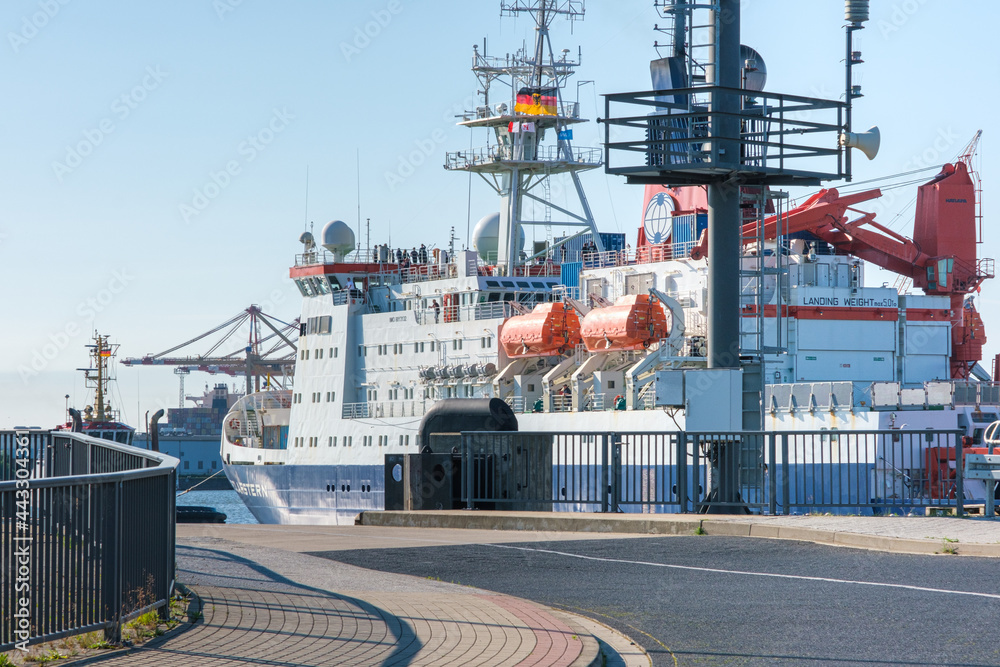 Polarstern im Hafen vor Dock Bremerhaven 