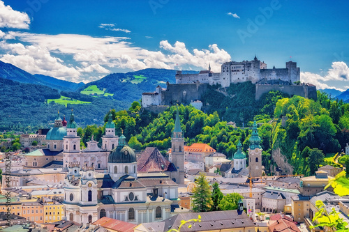 Altstadt von Salzburg mit Burg Hohensalzburg in Österreich