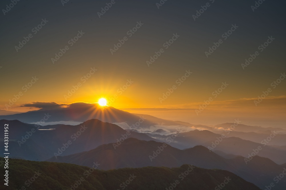 Fototapeta premium 山の夜明けの風景
