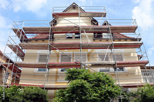 Obraz na płótnie Altbausanierung: Eingerüsteter Altbau, NRW, Deutschland w salonie