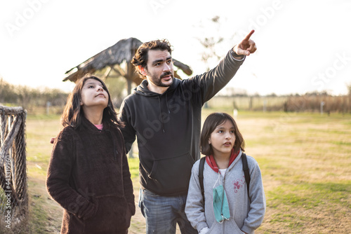 atardecer padre e hijas en estancia de campo, Navarro Buenos Aires Argentina