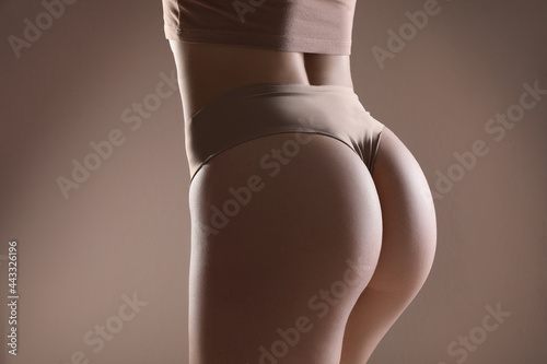 Fotografia Closeup view of slim woman in underwear on beige background