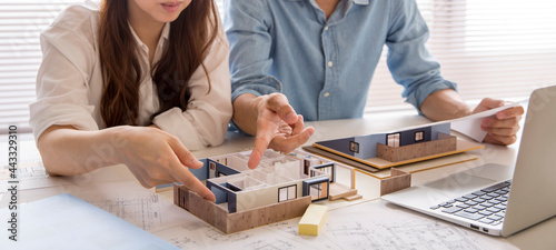 住宅模型で注文住宅の検討をする、注文住宅の打ち合わせ中の人の手元、住宅販売の営業、