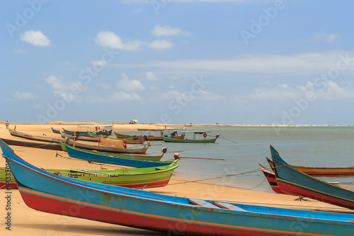 rio, margem,. pesca, vila de pescadores. barco, embarcacao, pescaria, ceu, azul, verde, areia,coqueiro, areia, cabana, canoa, viagem, turismo, maceio, alagoas, brasil, rio sao francisco, foz do rio photo