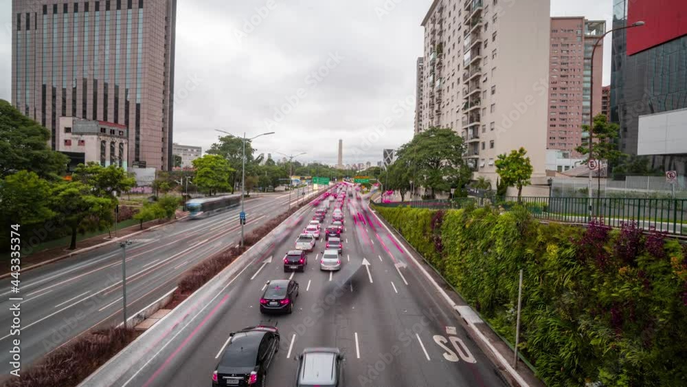 timelapse da avenida 23 de Maio com vista para o Obelisco localizado em frente ao Parque Ibirapuera.