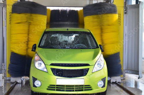 Automatic car wash with washable wet green car
