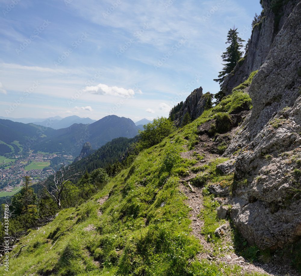 Fototapeta premium Wanderung zum Pürschling: Blick auf Oberammergau