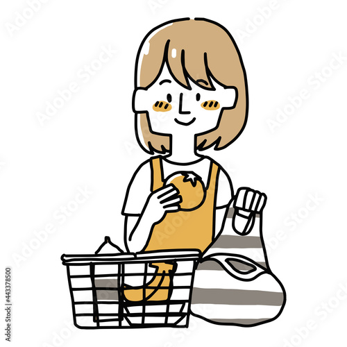 エコバックに買い物したものを詰める主婦