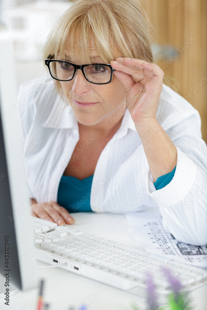 mature woman looking for a job online mature woman looking for a job online