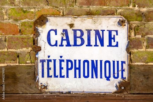 Gerberoy. Ancien panneau indicateur de cabine téléphonique. Picardie. Hauts-de-France	 photo