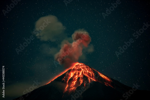 Volcán de Fuego Guatemala con lava photo