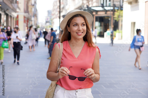 Canvas Print Fashionable pretty young woman strolling in pedestrian street