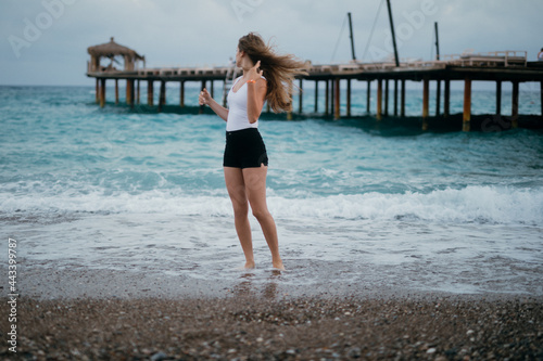Wiatr we włosach - kobieta na plaży - wakacje all inclusive w Turcji photo