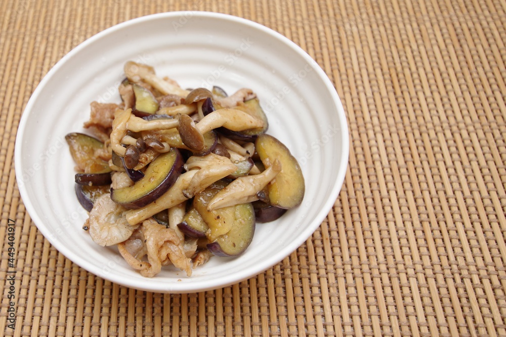 茄子とシメジの炒め物