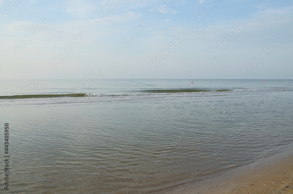 quiet sea.
good weather.
clear sky.
weak waves. quiet sea.
good weather.
clear sky.
weak waves.