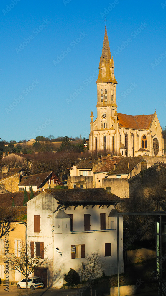 Obraz premium Église de Nérac, photographiée pendant le coucher du soleil