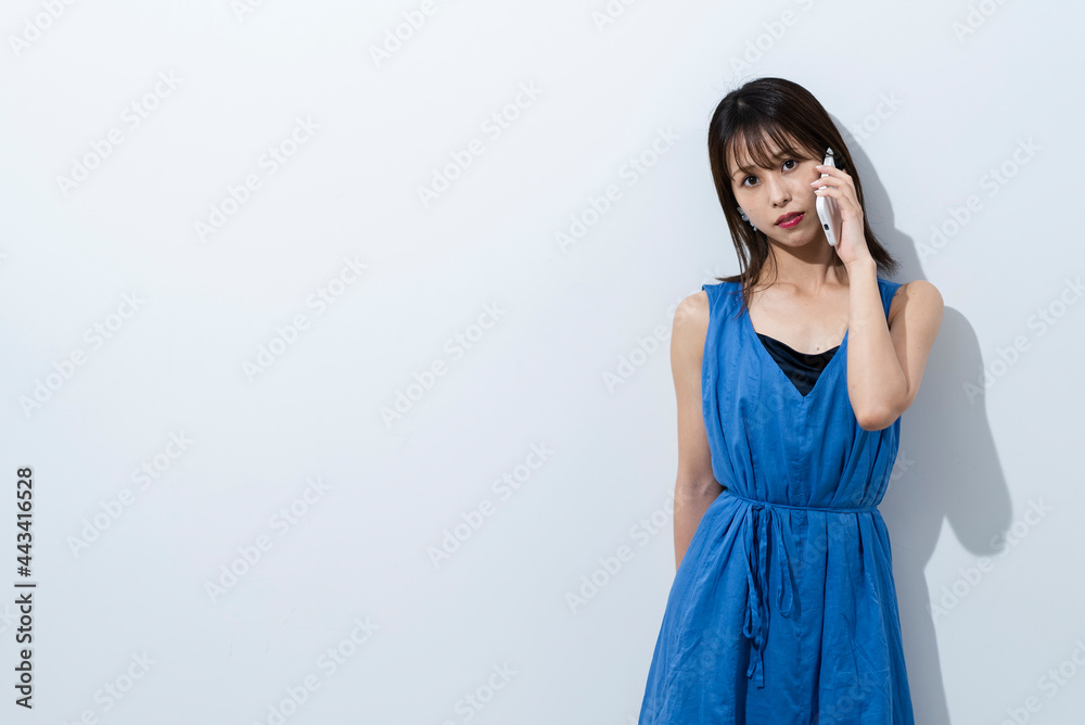 携帯電話を使う女性 携帯電話を使う女性