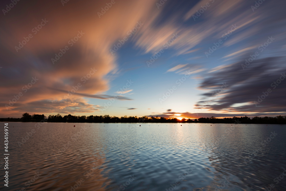 Sonnenuntergang am See mit schönen Wolken