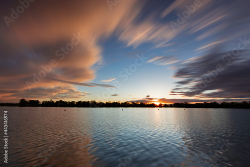 Sonnenuntergang am See mit sch  nen Wolken