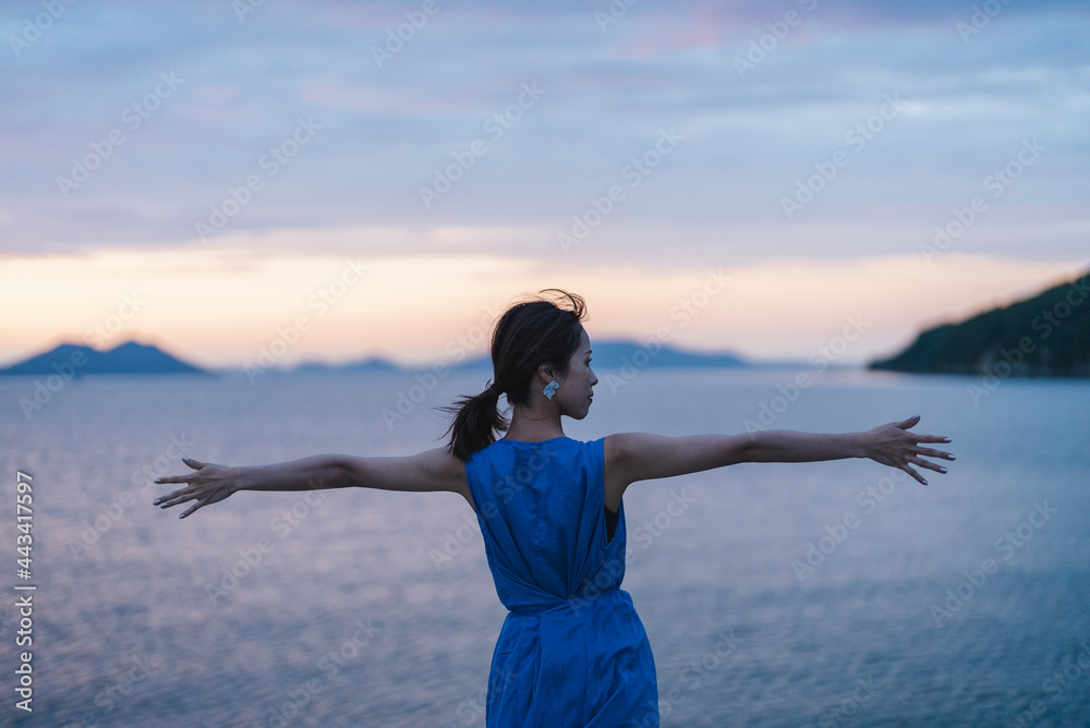 夕暮れの海にいる女性 夕暮れの海にいる女性