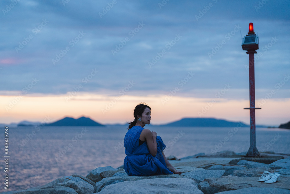 夕暮れの海にいる女性 夕暮れの海にいる女性