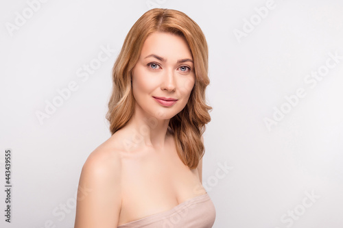 Photo portrait woman naked shoulders after shower smiling isolated white color background