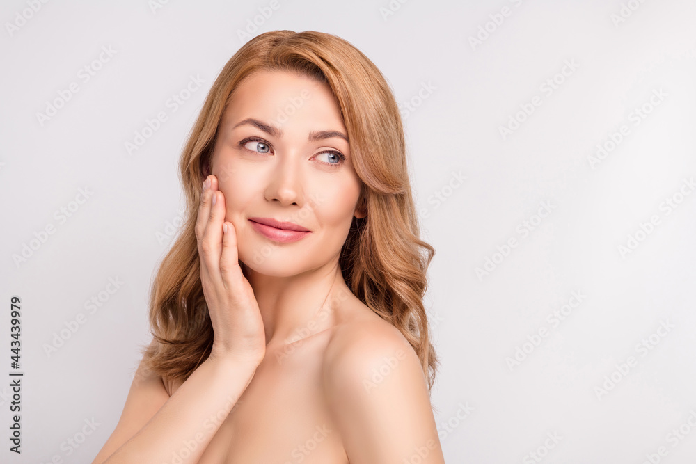 Photo portrait woman after shower smiling looking empty space applying hydrating cream isolated white color background copyspace Photo portrait woman after shower smiling looking empty space applying hydrating cream isolated white color background copyspace