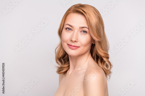 Photo portrait woman after shower smiling with nude shoulders isolated white color background copyspace