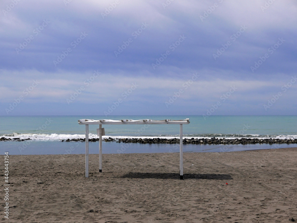 vista marina in una giornata invernale e plumbea