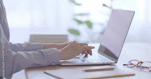 パソコンを操作する女性の手元